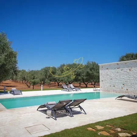 Td Ricchiari Traditional With Designer Pool Holiday home *