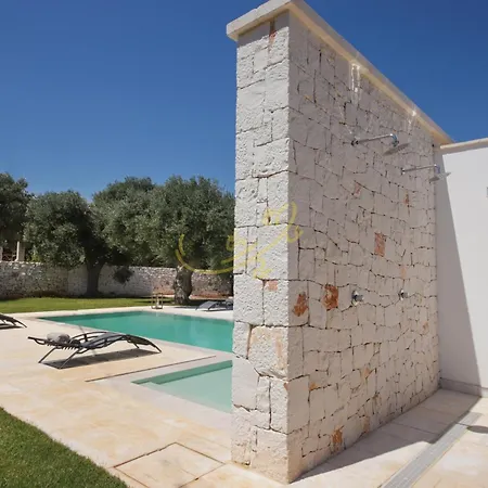 Td Ricchiari Traditional With Designer Pool Holiday home *